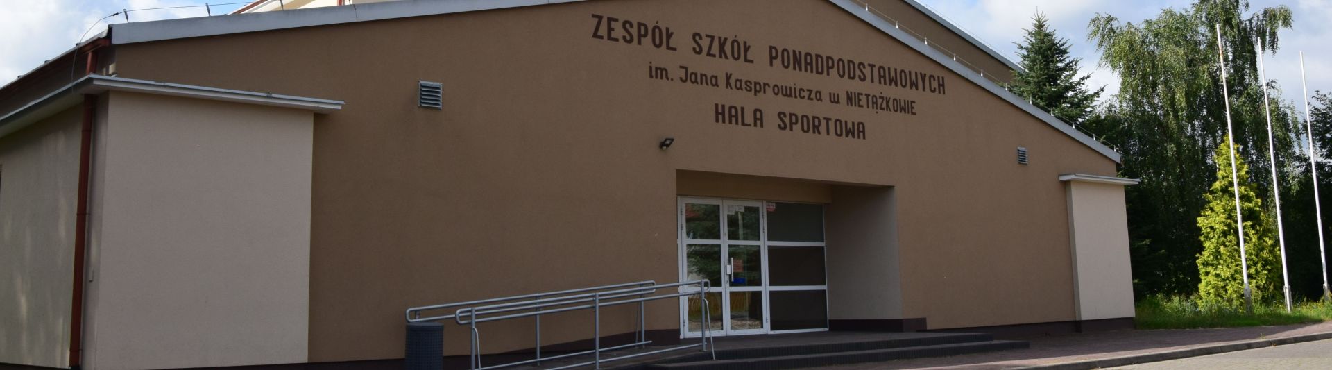 Budynek hali sportowej przy ZSP Nietążkowo